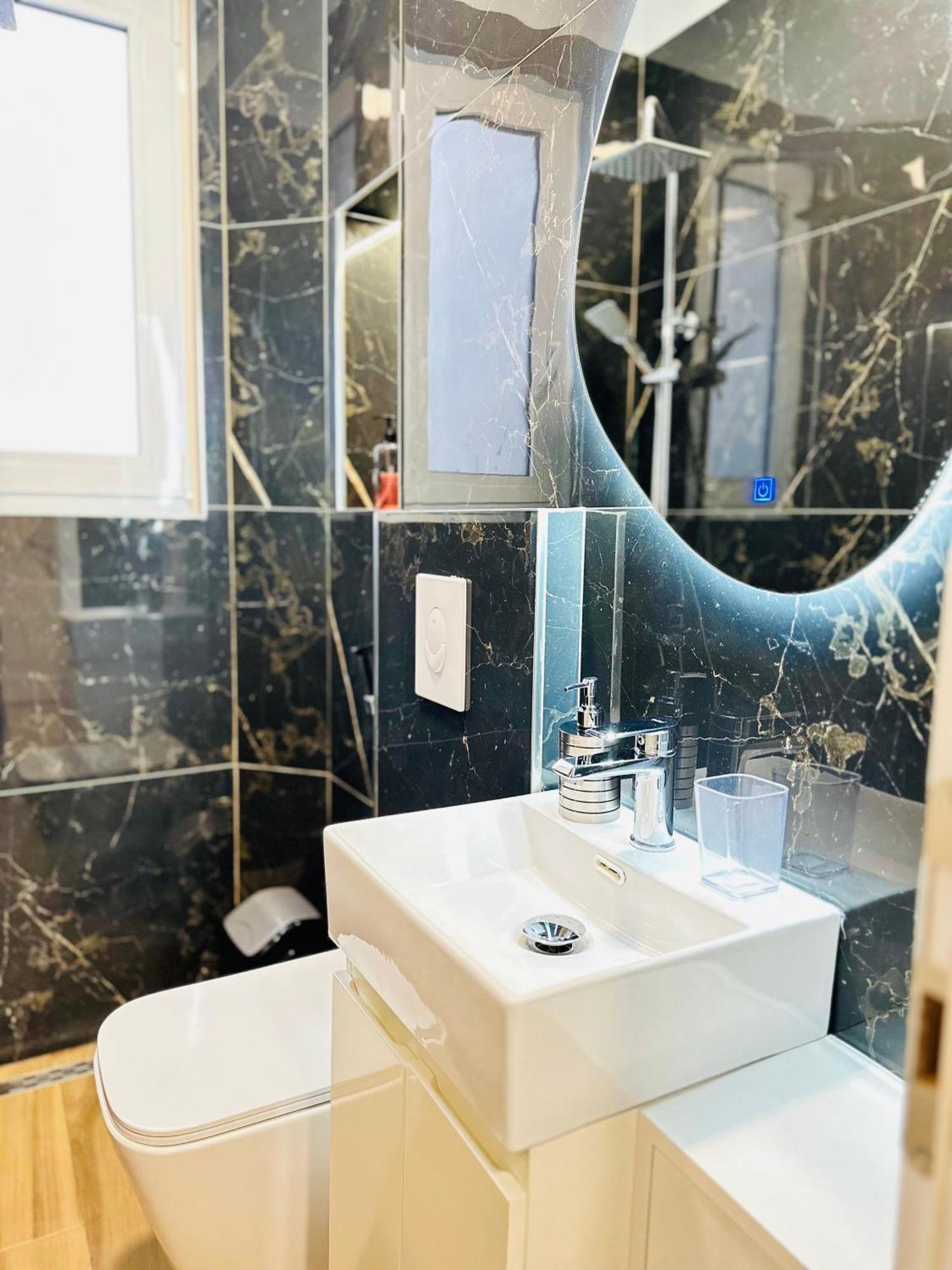 טיראנה Luxurious Central Stay - Self Check-In מראה חיצוני תמונה