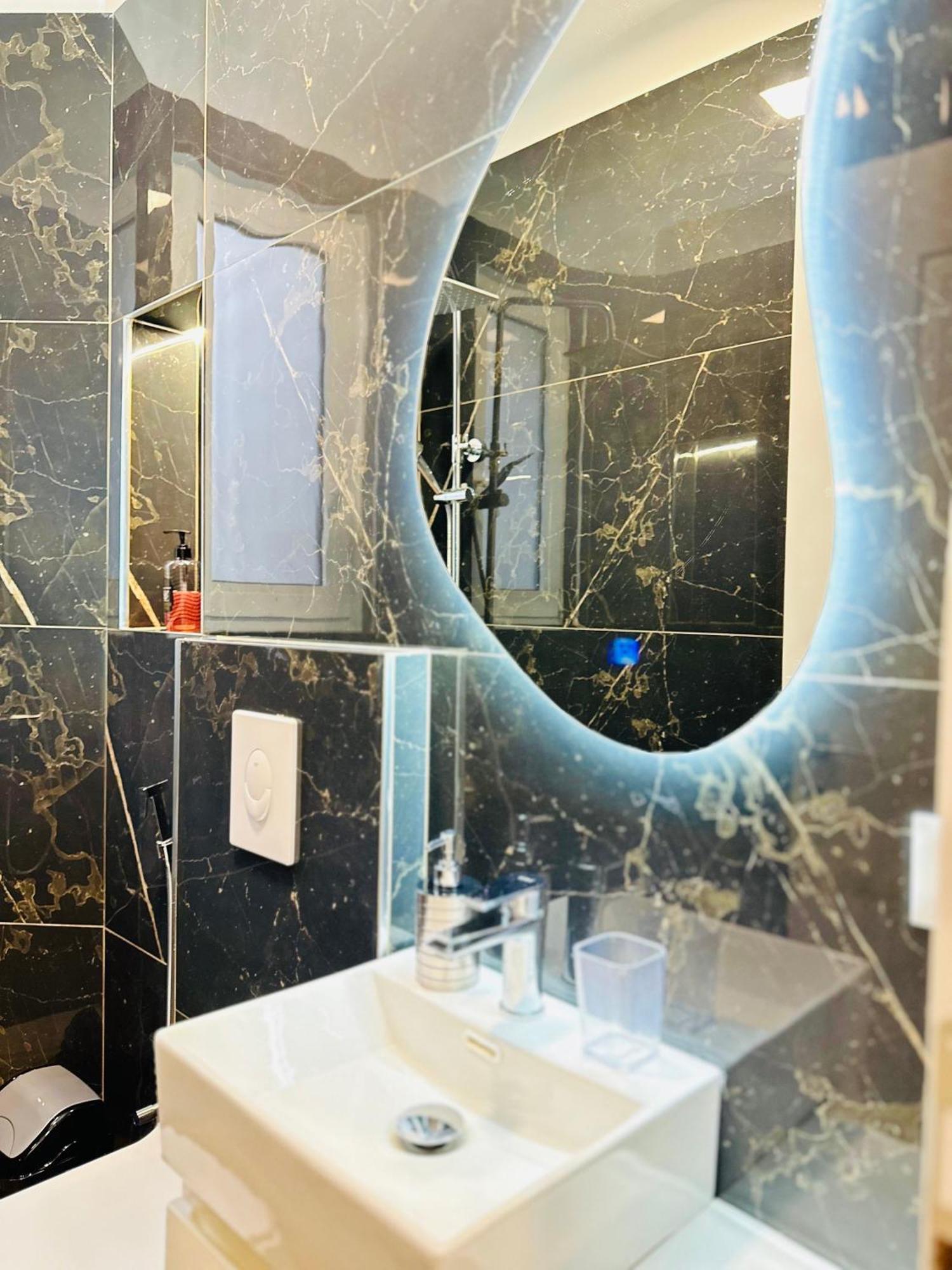 טיראנה Luxurious Central Stay - Self Check-In מראה חיצוני תמונה